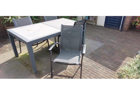 Een terrastafel met 4 stoelen - 20260912_130005