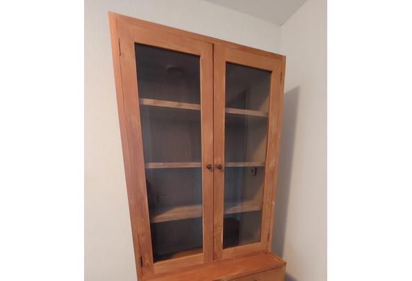 Boekenkast, teakhout, bovengedeelte met glazen deuren. - 20231108_151634