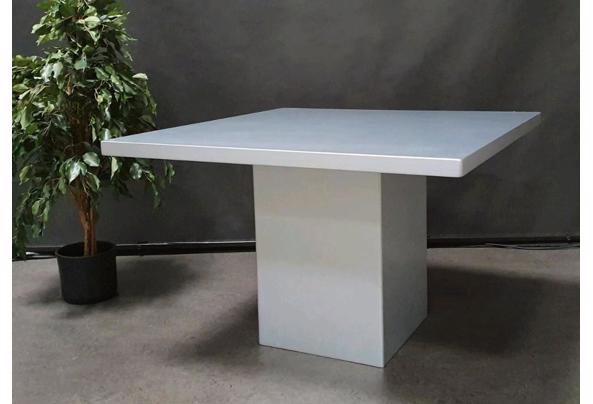 Houten tafel vierkant metallic zilver gespoten 110x110 - Tafel-zilver-1