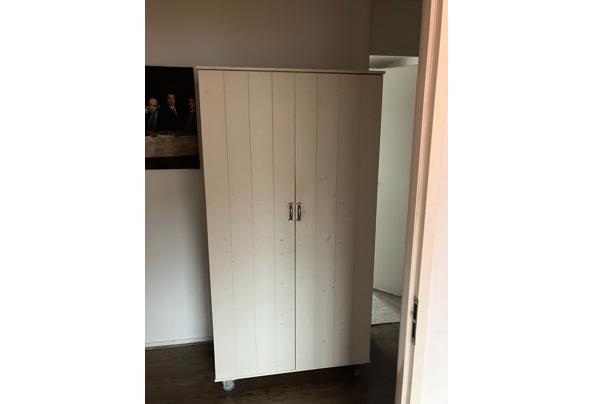 Mooie witte kinder kledingkast op wieltjes. - a795c5ae-8ff5-408e-98ba-f693c140433e