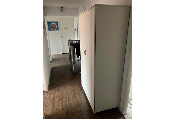 Mooie witte kinder kledingkast op wieltjes. - a9dbeae4-be16-4c49-b72b-f9cda14fa022