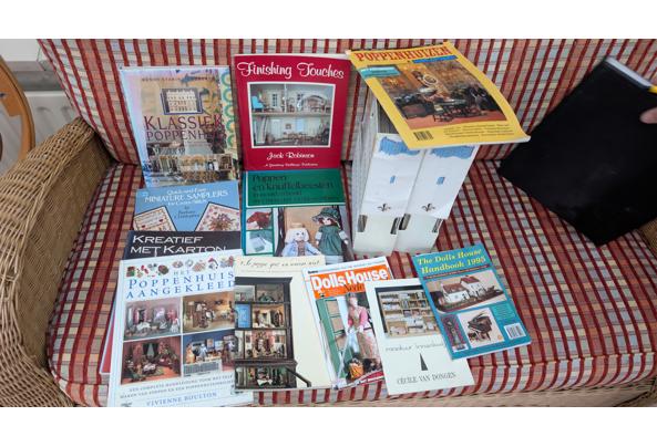 Boeken en tijdsschriften over poppenhuizen - PXL_20251205_140715898