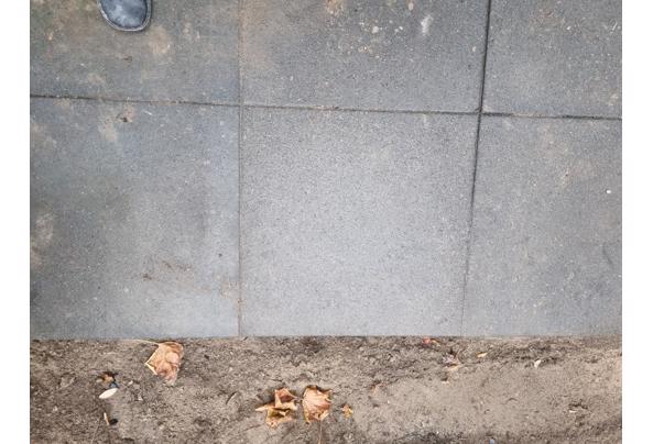 Gratis af te halen betontegels 50x50. zelf uit de tuin halen. - stoeptegels