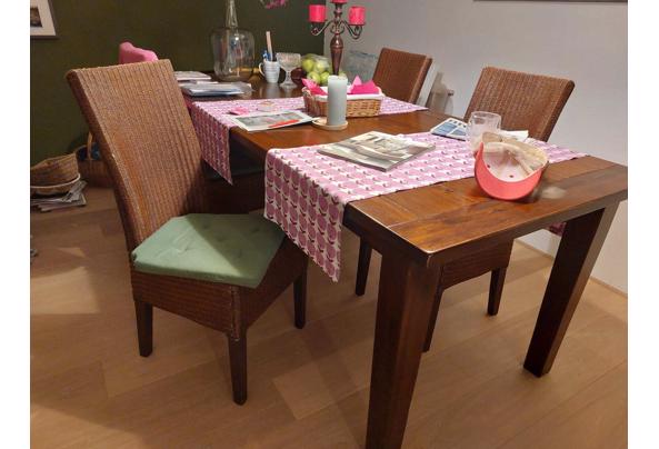 eettafel en vier stoelen aangeboden - WhatsApp-Image-2026-10-20-at-08-32-31-(1)
