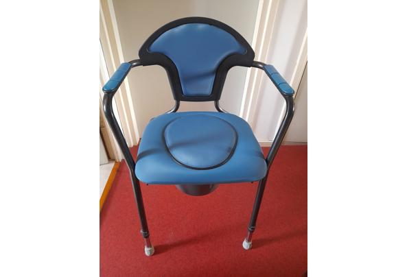 Blauwe postoel met emmer - 16891669225634158187701082669636