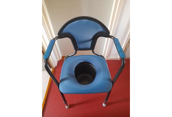 Blauwe postoel met emmer - 16891669642636319213331080682123