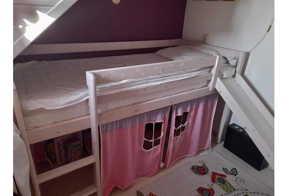 hoogslaper met glijbaan en gordijntjes - 20260125_134533