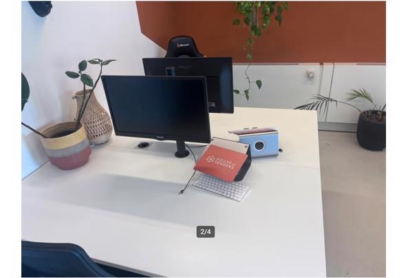 Witte bureaus met Philips schermen en stopcontacten - Scherm­afbeelding-2024-06-17-om-11-00-18