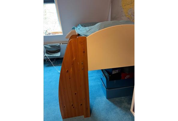 gratis eenspersoonsbed, halfhoogslaper, met trapje, extra (klein) bureautje en het matras (wel gebruikt). - processed-688015AA-3448-420D-9ECA-789C307D4C6E