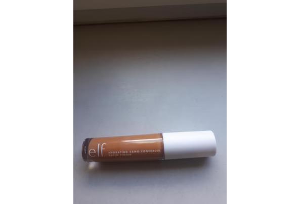 Diverse dameskleding in de maten 42/44 en 46/48 - foundation-concealer