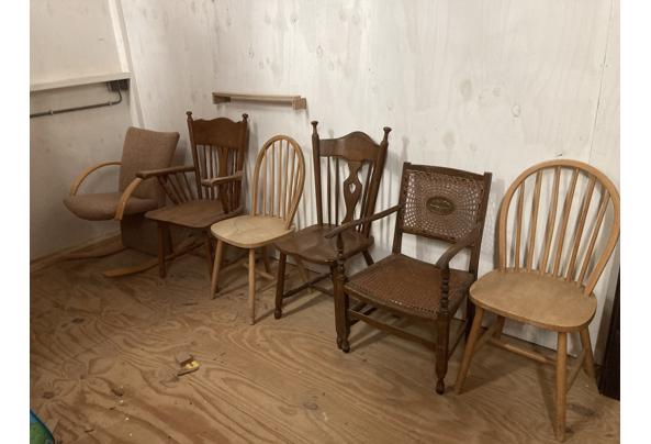12 verschillende houten stoelen - Stoelen