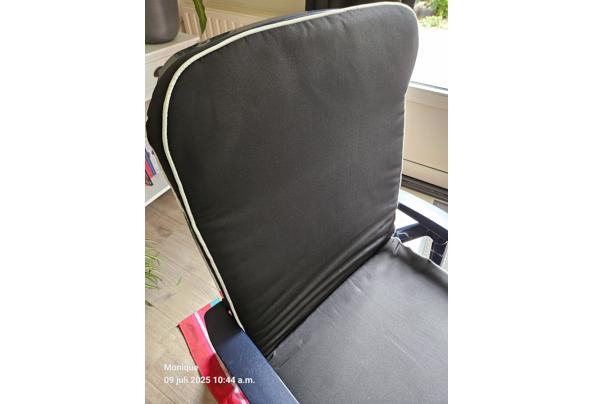 Ligbed blauw kunststof met zwart kussen - 20250709_104425 Ligbed blauw kunststof met zwart kussen - 20250709_104425