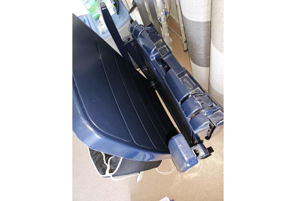 Ligbed blauw kunststof met zwart kussen - 20260207_133957 Ligbed blauw kunststof met zwart kussen - 20260207_133957