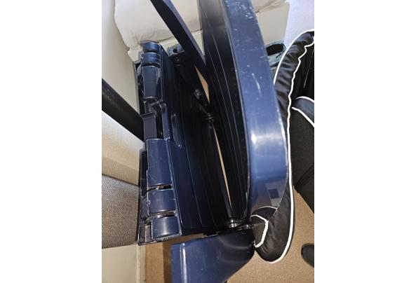 Ligbed blauw kunststof met zwart kussen - 20260207_134030 Ligbed blauw kunststof met zwart kussen - 20260207_134030