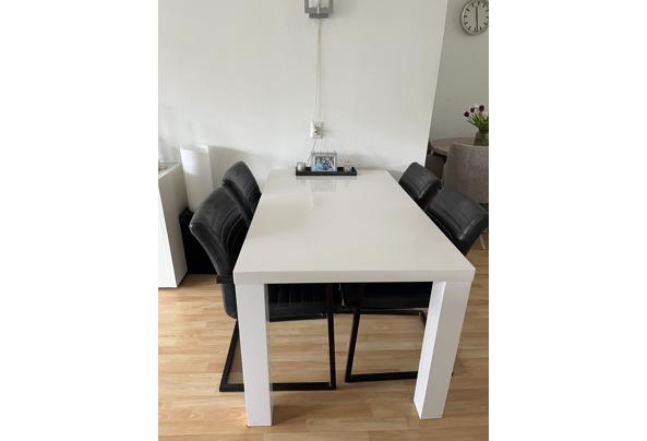 Eethoek (wiite tafel en 4 stoelen) - IMG_1695