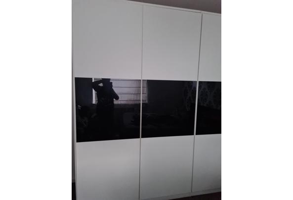 Kleiding kast wie kan ik blij maken - 20260622_211448