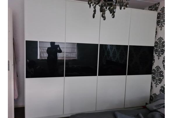 Kleiding kast wie kan ik blij maken - 20260622_211453