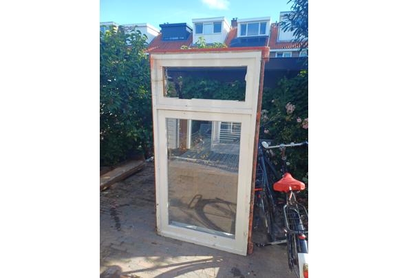 Ramen, deur en houten kozijnen met dubbel glas uit jaren 30 woning in Utrecht - 20250717_091936