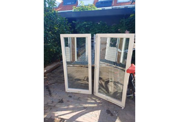 Ramen, deur en houten kozijnen met dubbel glas uit jaren 30 woning in Utrecht - 20250717_092200