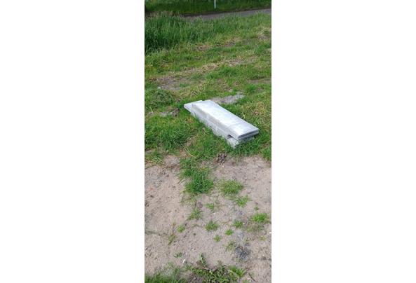 Beton tegels en stoeprand - 17782284835884984651176999656232