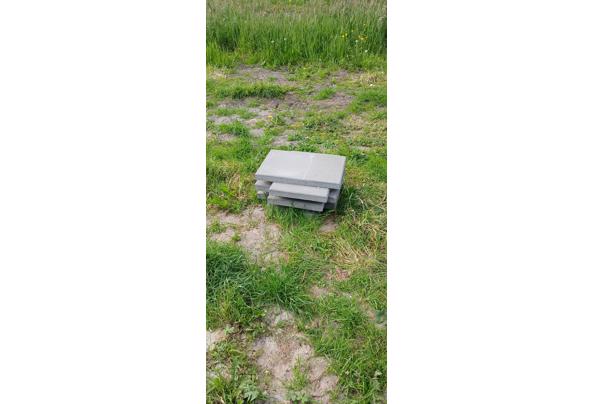 Beton tegels en stoeprand - 17782285125451626611853696678935