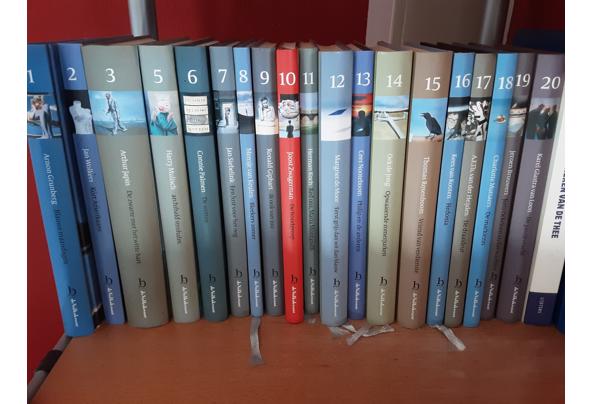 Serie van twintig boeken van Nederlandse schrijvers, uitgegeven door de Volkskrant - 20260812_103951
