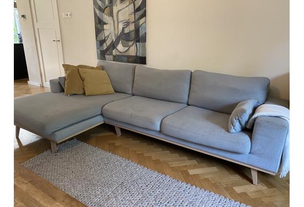 Lichtblauwe bank met chaise longue-deel  - 86830AFD-F8C6-4AED-911F-B285BF438CC0