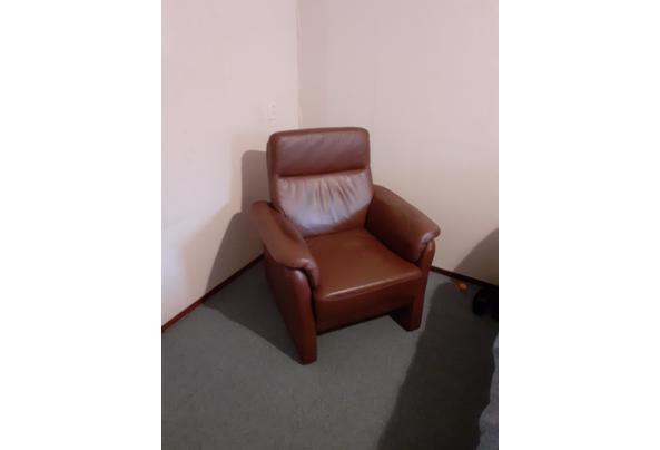 2 fauteuils echt leder, met een plekje maar goede leerolie helpt - 20220511_161445
