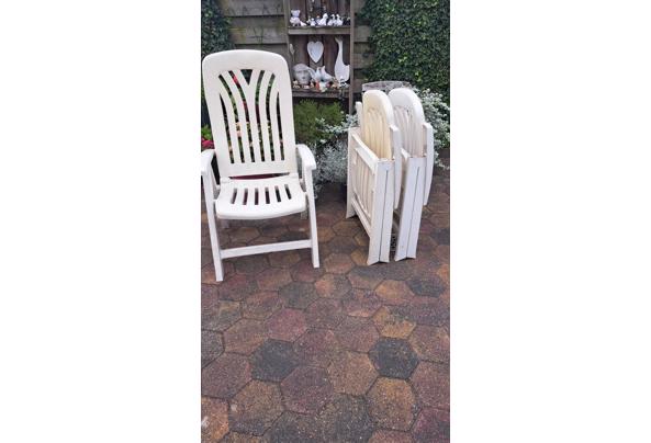 Tuinstoelen kunststof wit verstelbaar 3x + kussens 2x - IMG-20250808-WA0001