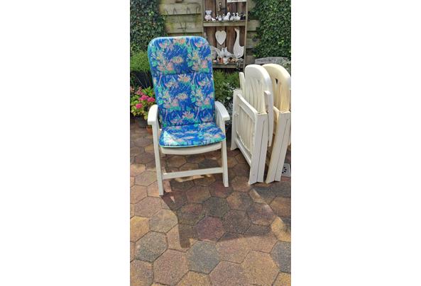 Tuinstoelen kunststof wit verstelbaar 3x + kussens 2x - IMG-20250808-WA0003