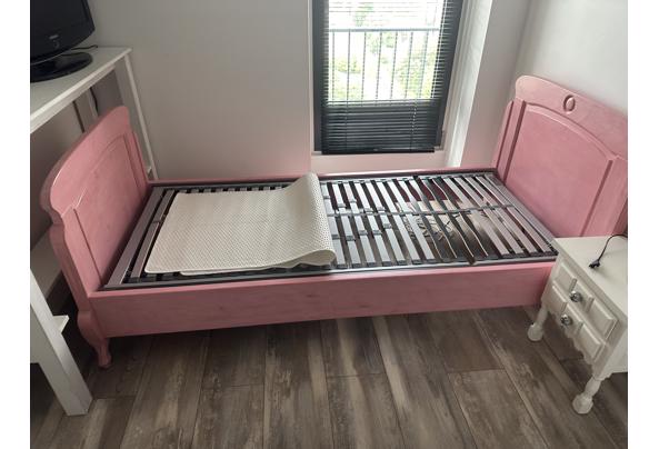 Roze bed van Planet Little 90 x 200 cm - 476A9C33-DFB0-4653-AAAE-665B7AEDF6E5