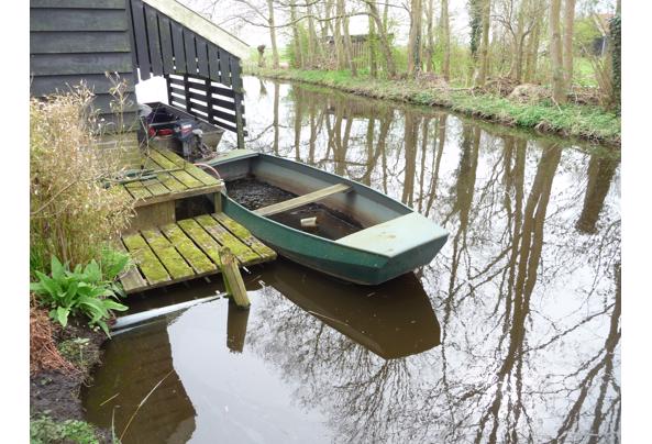 stalen roeiboot met motor - P1120185