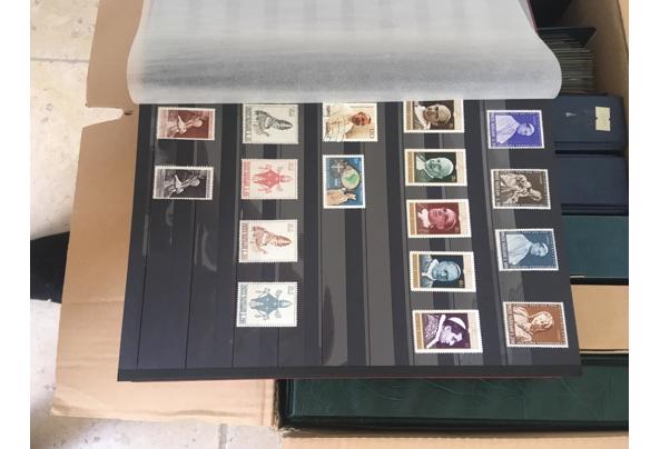 Doos met mooie postzegelalbums met religieuze motieven - IMG_6422