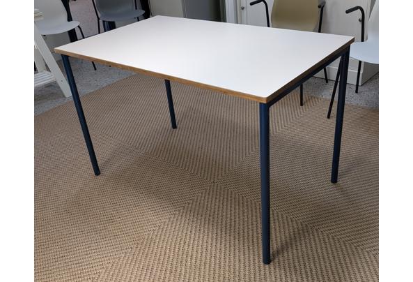 vijf rechthoekige tafels van 70 x 120 cm met licht grijs multiplex blad - 20260825-foto-tafel-01 vijf rechthoekige tafels van 70 x 120 cm met licht grijs multiplex blad - 20260825-foto-tafel-01