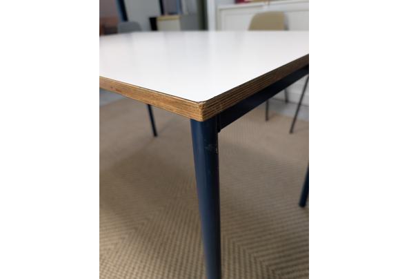 vijf rechthoekige tafels van 70 x 120 cm met licht grijs multiplex blad - 20260825-foto-tafel-02 vijf rechthoekige tafels van 70 x 120 cm met licht grijs multiplex blad - 20260825-foto-tafel-02