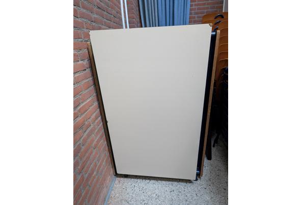 vijf rechthoekige tafels van 70 x 120 cm met licht grijs multiplex blad - 20260825-foto-tafel-04 vijf rechthoekige tafels van 70 x 120 cm met licht grijs multiplex blad - 20260825-foto-tafel-04