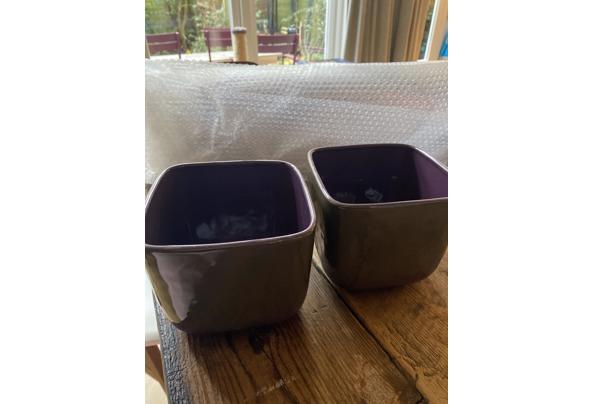 Twee keramieken plantenpotten bruin-paars - image