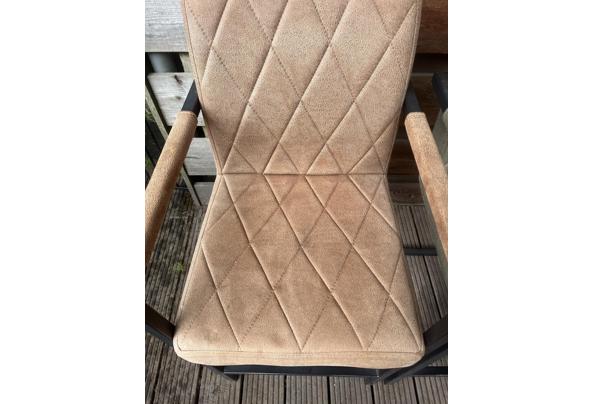 Twee barstoelen en twee normale stoelen - barstoel-1