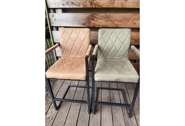 Twee barstoelen en twee normale stoelen - barstoelen