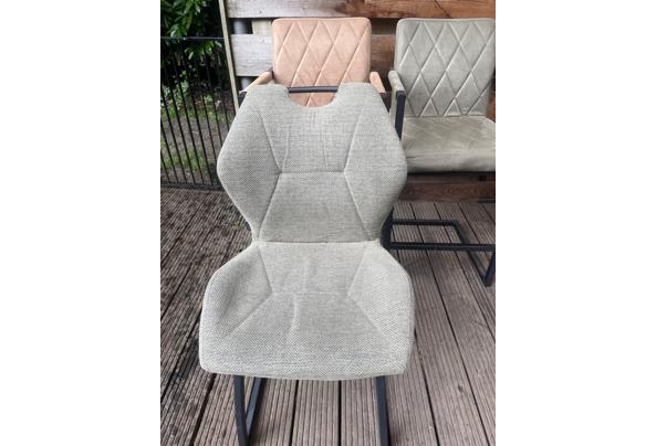 Twee barstoelen en twee normale stoelen - stoel-normaal
