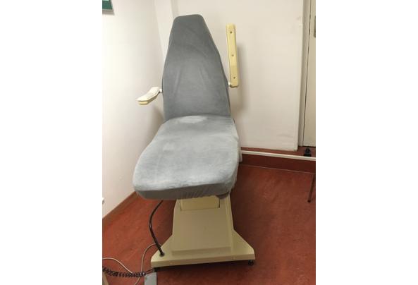 Elektrisch bedienbare behandelstoel voor pedicure en schoonheidsspecialiste  - D103A8F0-CA15-42AC-A259-17526145070D.jpeg