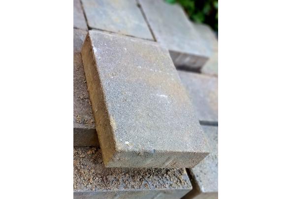 grijze terrastegels +/- 250 st. 15 m2  30x20x5 cm - 20230811_073049