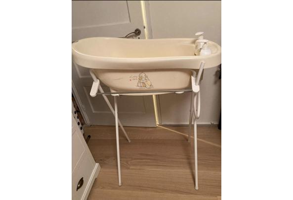 Babybadje op standaard met thermometer - 2F618784-BB8C-437B-B4CF-50EE6C20F756
