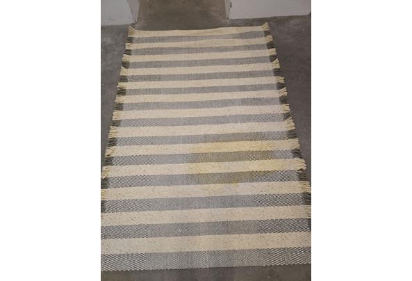 Nieuw vloerkleed met 1 vlek - 20251022_091254