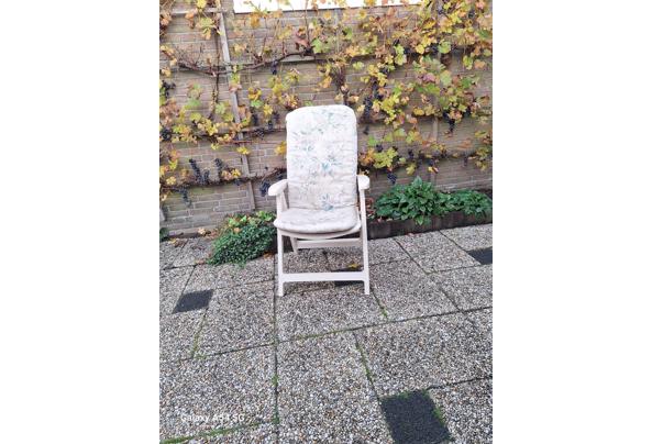 Tuinset en drie kunststof  stoenen - IMG-20251102-WA0002