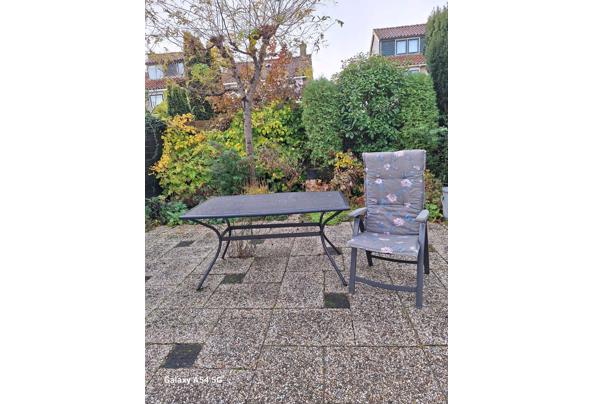 Tuinset en drie kunststof  stoenen - IMG-20251102-WA0003