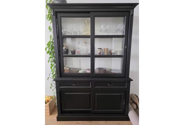 vitrinekast: 220x150x50cm. 2-delig, dus makkelijk mee te nemen - kast
