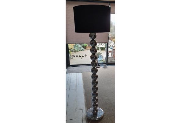 Moderne staande lamp met zwarte kap - 20251128_134850