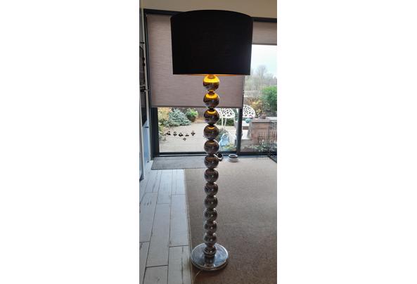 Moderne staande lamp met zwarte kap - 20251128_134902