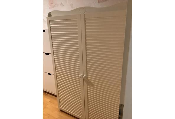 2 lage en 1 hoge grenen kasten en een hoge witte kast - IMG_0275